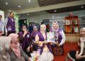 Ketua Tim Pembina (TP) Posyandu Provinsi Kalimantan Selatan, Hj Fathul Jannah Muhidin menyerahkan buku bacaan untuk anak disela sosialisasi 6 SPM di Kabupaten Tabalong