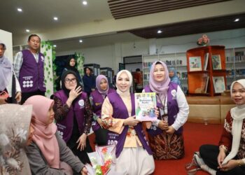 Ketua Tim Pembina (TP) Posyandu Provinsi Kalimantan Selatan, Hj Fathul Jannah Muhidin menyerahkan buku bacaan untuk anak disela sosialisasi 6 SPM di Kabupaten Tabalong