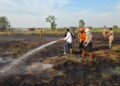 Wakil Gubernur (Wagub) Kalimantan Selatan, H Hasnuryadi Sulaiman saat ikut menyemprotkan air ke lokasi lahan yang masih terbakar, di Pengayuan, Banjarbaru