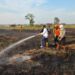 Wakil Gubernur (Wagub) Kalimantan Selatan, H Hasnuryadi Sulaiman saat ikut menyemprotkan air ke lokasi lahan yang masih terbakar, di Pengayuan, Banjarbaru