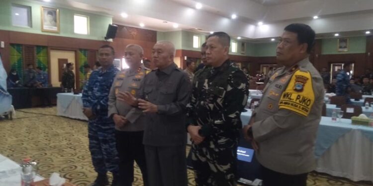 GUBERNUR Kalimantan Selatan H Muhidin didampingi Kapolda Kalsel Irjen Pol Dr Rosyanto Yudha Hermawan dan Danrem 101 Antasari Brigjen TNI Ilham Yunus, saat menyampaikan keterangan resmi usai rapat koordinasi terkait penanganan Karhutla dan Kekeringan di Kalsel.