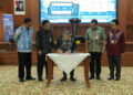Sekdaprov Kalimantan Selatan, HM Syarifuddin saat menandatangani berita acara launching aplikasi “SINAR” Biro Kesra Setdaprov Kalsel