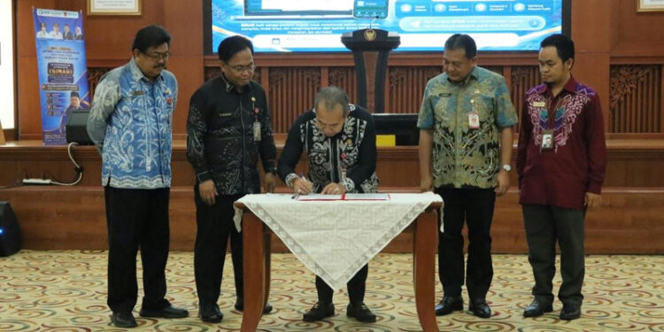 Sekdaprov Kalimantan Selatan, HM Syarifuddin saat menandatangani berita acara launching aplikasi “SINAR” Biro Kesra Setdaprov Kalsel