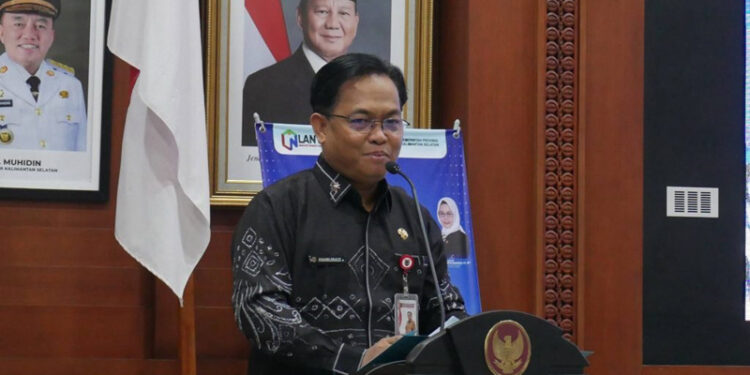 Kepala Biro Kesra Setdaprov Kalsel, H Fahrurazi saat membacakan sambutan Sekdaprov Kalsel, HM Syarifuddin pada pembukaan Rakor dan Sosialisasi Program Beasiswa serta Pengelolaan Asrama bagi Siswa yang Melanjutkan ke Perguruan Tinggi yang dilaksanakan Biro Kesra Setdaprov Kalsel