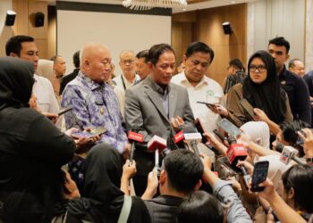 GUBERNUR Kalimantan Selatan H Muhidin bersama Wamenko Bidang Pangan, Hanif Faisol Nurrofiq saat menyempaikan keterangan terkait penanganan Karhutla di Kalsel.