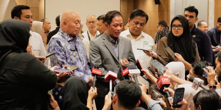 GUBERNUR Kalimantan Selatan H Muhidin bersama Wamenko Bidang Pangan, Hanif Faisol Nurrofiq saat menyempaikan keterangan terkait penanganan Karhutla di Kalsel.