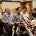 GUBERNUR Kalimantan Selatan H Muhidin bersama Wamenko Bidang Pangan, Hanif Faisol Nurrofiq saat menyempaikan keterangan terkait penanganan Karhutla di Kalsel.