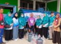 Tim Penggerak PKK Provinsi Kalimantan Selatan bekerjasama dengan Dinas Sosial setempat saat menyalurkan air bersih kepada masyarakat terdampak bencana kekeringan di Banjarmasin