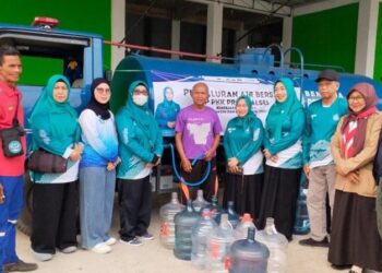 Tim Penggerak PKK Provinsi Kalimantan Selatan bekerjasama dengan Dinas Sosial setempat saat menyalurkan air bersih kepada masyarakat terdampak bencana kekeringan di Banjarmasin