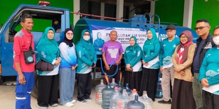 Tim Penggerak PKK Provinsi Kalimantan Selatan bekerjasama dengan Dinas Sosial setempat saat menyalurkan air bersih kepada masyarakat terdampak bencana kekeringan di Banjarmasin