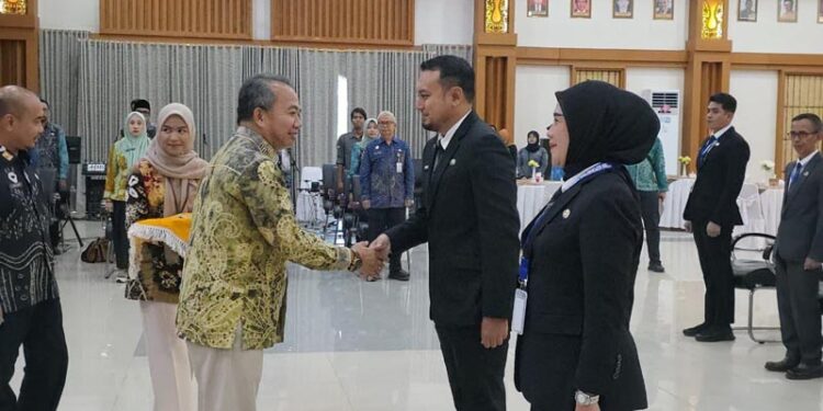 Sekdaprov Kalimantan Selatan, HM Syarifuddin saat melepas tanda peserta pelatihan kepemimpinan administrator (PKA) angkatan III tahun 2026, lingkup Provinsi, Kabupaten dan Kota serta instansi vertikal di Kalsel