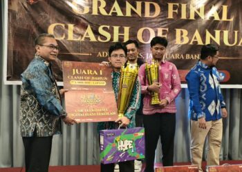 Staf Ahli Gubernur Bidang Ekonomi dan Pembangunan, Rusma Khazairin saat menyerahkan piala da penghargaan kepada juara I dalam Lomba Cerdas Cermat Clash of Banua Tingkat SMA/SMK se-Kalimantan Selatan Tahun 2026