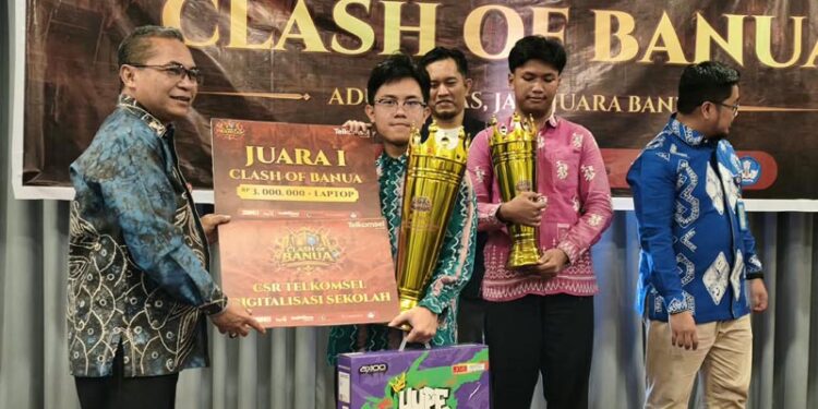 Staf Ahli Gubernur Bidang Ekonomi dan Pembangunan, Rusma Khazairin saat menyerahkan piala da penghargaan kepada juara I dalam Lomba Cerdas Cermat Clash of Banua Tingkat SMA/SMK se-Kalimantan Selatan Tahun 2026