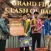Staf Ahli Gubernur Bidang Ekonomi dan Pembangunan, Rusma Khazairin saat menyerahkan piala da penghargaan kepada juara I dalam Lomba Cerdas Cermat Clash of Banua Tingkat SMA/SMK se-Kalimantan Selatan Tahun 2026