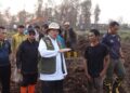 GUBERNUR Kalimantan Selatan H Muhidin bersama Wakapolda Kalsel Brigjen Pol Noviar dan Sekdaprov Kalsel HM Syarifuddin saat meninjau pembersihan lahan dan pembasahan lahan gambut di kawasan RSJ Sambang Lihum, Kabupaten Banjar.