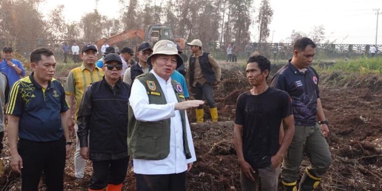 GUBERNUR Kalimantan Selatan H Muhidin bersama Wakapolda Kalsel Brigjen Pol Noviar dan Sekdaprov Kalsel HM Syarifuddin saat meninjau pembersihan lahan dan pembasahan lahan gambut di kawasan RSJ Sambang Lihum, Kabupaten Banjar.