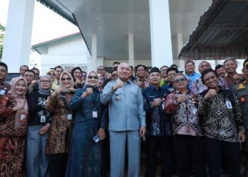 Gubernur Kalimantan Selatan, H Muhidin berfoto bersama Sekdaprov Kalsel, HM Syarifuddin dan pejabat di lingkungan Pemprov Kalsel disela apel gabungan dalam rangka memperingati Hari Kesaktian Pancaila tahun 2026