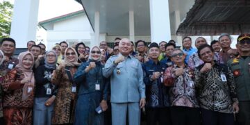 Gubernur Kalimantan Selatan, H Muhidin berfoto bersama Sekdaprov Kalsel, HM Syarifuddin dan pejabat di lingkungan Pemprov Kalsel disela apel gabungan dalam rangka memperingati Hari Kesaktian Pancaila tahun 2026