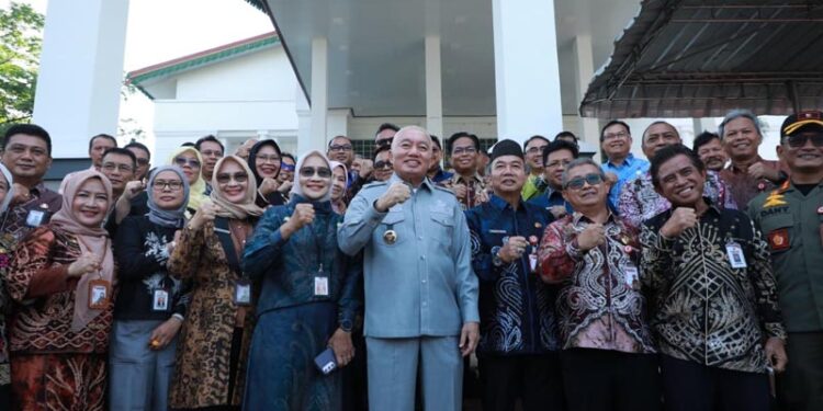 Gubernur Kalimantan Selatan, H Muhidin berfoto bersama Sekdaprov Kalsel, HM Syarifuddin dan pejabat di lingkungan Pemprov Kalsel disela apel gabungan dalam rangka memperingati Hari Kesaktian Pancaila tahun 2026