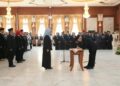 GUBERNUR Kalimantan Selatan H Muhidin saat menandatangani berita acara pelantikan kepala sekolah dan pejabat fungsional di lingkungan Pemprov Kalsel.