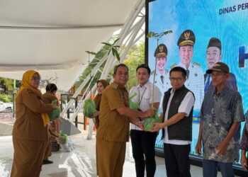 Asisten Bidang Administrasi Umum Setdaprov Kalsel, Dinansyah saat menyerahkan bibit pohon disela memperingati Hari Habitat Sedunia tahun 2026