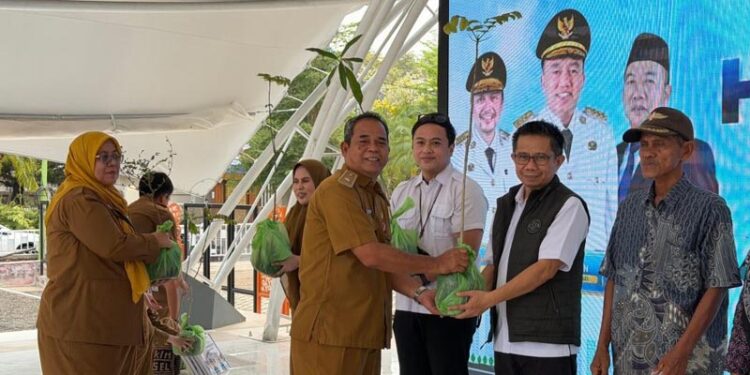 Asisten Bidang Administrasi Umum Setdaprov Kalsel, Dinansyah saat menyerahkan bibit pohon disela memperingati Hari Habitat Sedunia tahun 2026