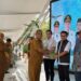 Asisten Bidang Administrasi Umum Setdaprov Kalsel, Dinansyah saat menyerahkan bibit pohon disela memperingati Hari Habitat Sedunia tahun 2026