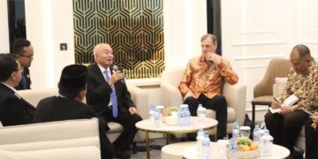 Gubernur Kalimantan Selatan, H Muhidin didampingi Sekdaprov Kalsel, HM Syarifuddin saat menerima kunjungan kerja Wakil Duta Besar Kerajaan Belanda untuk Indonesia, Adriaan Palm, di Rumah Dinas Gubernur Kalsel di Banjarmasin
