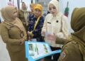 Ketua BKOW Provinsi Kalimantan Selatan, drg Ellyana Trisya Hasnuryadi usai membuka pelatihan berkesempatan mengunjungi Rumah Kemasan yang dikelola Balai Pelatihan Koperasi dan UKM Provinsi Kalimantan Selatan