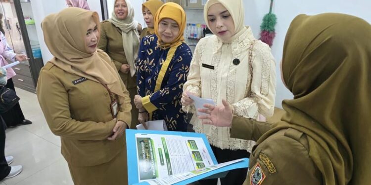 Ketua BKOW Provinsi Kalimantan Selatan, drg Ellyana Trisya Hasnuryadi usai membuka pelatihan berkesempatan mengunjungi Rumah Kemasan yang dikelola Balai Pelatihan Koperasi dan UKM Provinsi Kalimantan Selatan