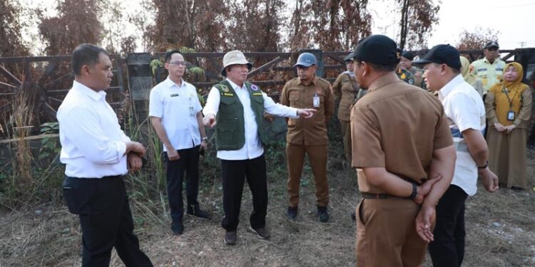 Gubernur Kalimantan Selatan, H Muhidin saat memberi arahan terkait pemadaman kebakaran hutan dan lahan (Karhutla) di kawasan lahan gambut