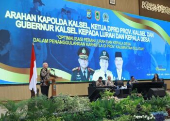 GUBERNUR Kalimantan Selatan H Muhidin menyampaikan sambutan pada dialog dan arahan Gubernur, Kapolda, dan Ketua DPRD kepada seluruh lurah/kepala desa terkait optimalisasi peran lurah dan kepala desa dalam penanggulangan karhutla di Kalsel, di aula Polda Kalsel di Banjarbaru.