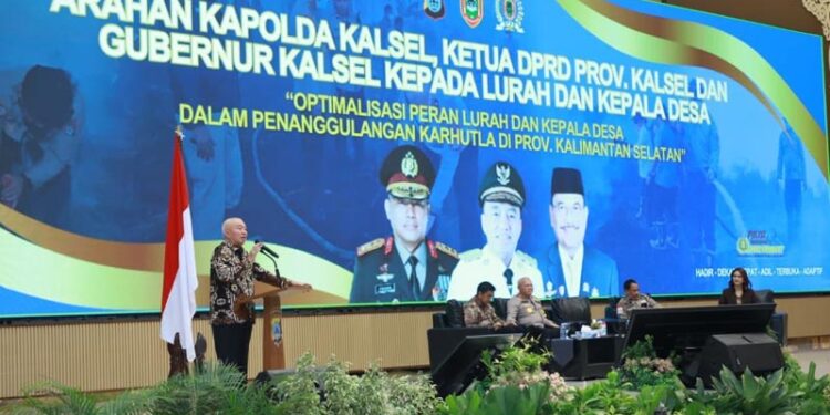 GUBERNUR Kalimantan Selatan H Muhidin menyampaikan sambutan pada dialog dan arahan Gubernur, Kapolda, dan Ketua DPRD kepada seluruh lurah/kepala desa terkait optimalisasi peran lurah dan kepala desa dalam penanggulangan karhutla di Kalsel, di aula Polda Kalsel di Banjarbaru.