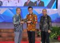 Sekdaprov Kalimantan Selatan, HM Syarifuddin saling tukar cinderamata dengan Kepala Badan Administrasi Negara (LAN) RI, Muhammad Taufiq, disela penutupan Pelatihan Kepemimpinan Nasional (PKN) tingkat II Angkatan XVIII Tahun 2026