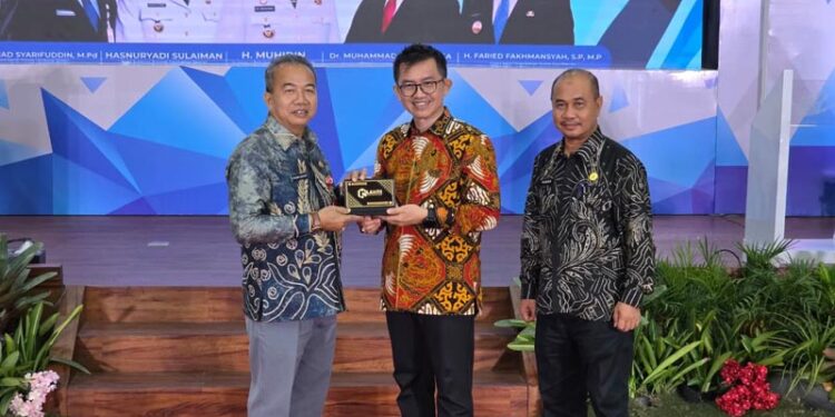 Sekdaprov Kalimantan Selatan, HM Syarifuddin saling tukar cinderamata dengan Kepala Badan Administrasi Negara (LAN) RI, Muhammad Taufiq, disela penutupan Pelatihan Kepemimpinan Nasional (PKN) tingkat II Angkatan XVIII Tahun 2026