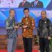 Sekdaprov Kalimantan Selatan, HM Syarifuddin saling tukar cinderamata dengan Kepala Badan Administrasi Negara (LAN) RI, Muhammad Taufiq, disela penutupan Pelatihan Kepemimpinan Nasional (PKN) tingkat II Angkatan XVIII Tahun 2026
