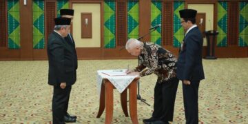 Gubernur Kalimantan Selatan, H Muhidin saat menandatangani berita acara serah terima jabatan Kepala Perwakilan Badan Pengawas Keuangan dan Pembangunan (BPKP) Provinsi Kalsel dari Ayi Riyanto kepada Harry Bowo