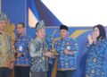 Sekdaprov Kalimantan Selatan, HM Syarifuddin saat menyerahkan penghargaan kepada Kepala Dinas Kelautan dan Perikanan Provinsi Kalsel, Rusdi Hartono sebagai terbaik I dalam penganugerahan Geospasial Award 2026 untuk katagori SKPD provinsi