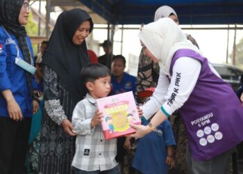 Ketua Tim Penggerak PKK Provinsi Kalimantan Selatan sekaligus Bunda PAUD Kalsel, Hj Fathul Jannah Muhidin bersama TP PKK Kabupaten Barito Kuala (Batola) dan TP KK Kota Banjarmasin saat menyalurkan bantuan kepada masyarakat terdampak kebakaran dan kabut asap di Kabupaten Batola