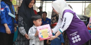 Ketua Tim Penggerak PKK Provinsi Kalimantan Selatan sekaligus Bunda PAUD Kalsel, Hj Fathul Jannah Muhidin bersama TP PKK Kabupaten Barito Kuala (Batola) dan TP KK Kota Banjarmasin saat menyalurkan bantuan kepada masyarakat terdampak kebakaran dan kabut asap di Kabupaten Batola