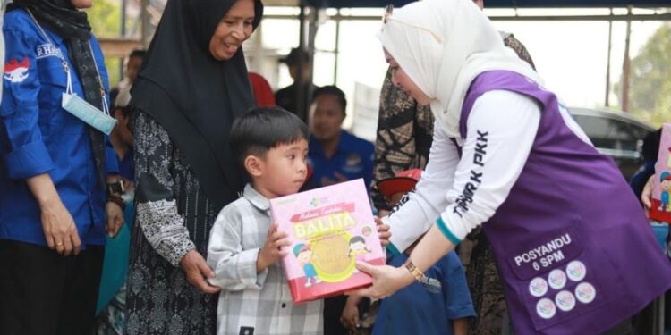 Ketua Tim Penggerak PKK Provinsi Kalimantan Selatan sekaligus Bunda PAUD Kalsel, Hj Fathul Jannah Muhidin bersama TP PKK Kabupaten Barito Kuala (Batola) dan TP KK Kota Banjarmasin saat menyalurkan bantuan kepada masyarakat terdampak kebakaran dan kabut asap di Kabupaten Batola