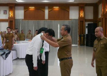 Sekdaprov Kalimantan Selatan, HM Syarifuddin saat mengalungkan tanda peserta pada uji kompetensi Aparatur Pengelolaan Keuangan Daerah Angkatan I sampai V dan Uji Kompetensi Pemerintahan Jabatan Pengawas Angkatan I tahun 2026