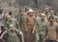 Gubernur Kalimantan Selatan, H Muhidin saat mendampingi Kepala Staf TNI Angkatan Darat (KSAD) Jenderal TNI Tandyo Budi Revita dan Kepala Badan Nasional Penanggulangan Bencana (BNPB) Letjen TNI Kristomei Sianturi meninjau penanganan kebakaran hutan dan lahan (karhutla) di Kalsel