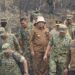 Gubernur Kalimantan Selatan, H Muhidin saat mendampingi Kepala Staf TNI Angkatan Darat (KSAD) Jenderal TNI Tandyo Budi Revita dan Kepala Badan Nasional Penanggulangan Bencana (BNPB) Letjen TNI Kristomei Sianturi meninjau penanganan kebakaran hutan dan lahan (karhutla) di Kalsel
