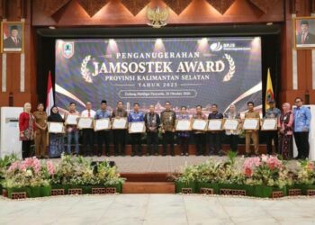Sekdaprov Kalimantan Selatan, HM Syarifuddin berfoto bersama penerima anugerah Jamsosek Award periode tahun 2025