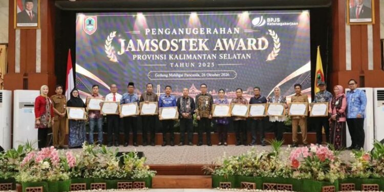 Sekdaprov Kalimantan Selatan, HM Syarifuddin berfoto bersama penerima anugerah Jamsosek Award periode tahun 2025