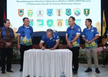 Wakil Gubernur (Wagub) Kalimantan Selatan, H Hasnuryadi Sulaiman saat menyaksikan Sekdaprov Kalsel, HM Syarifuddin menandatangani komitmen optimalisasi Platform SAPA UMKM bersama pemerintah daerah se-Kalsel