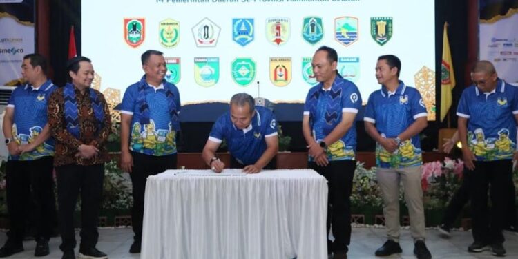 Wakil Gubernur (Wagub) Kalimantan Selatan, H Hasnuryadi Sulaiman saat menyaksikan Sekdaprov Kalsel, HM Syarifuddin menandatangani komitmen optimalisasi Platform SAPA UMKM bersama pemerintah daerah se-Kalsel