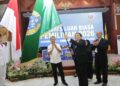 Wakil Gubernur (Wagub) Kalimantan Selatan, H Hasnuryadi Sulaiman saat menerima pataka PSSI setelah secara aklamasi kembali memimpin PSSI Kalsel