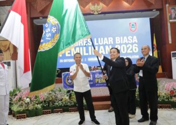Wakil Gubernur (Wagub) Kalimantan Selatan, H Hasnuryadi Sulaiman saat menerima pataka PSSI setelah secara aklamasi kembali memimpin PSSI Kalsel